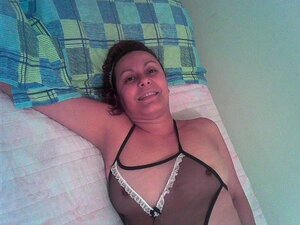 Sumérgete en el atractivo seductor de Alessandra, el deleite supremo.