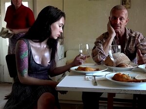 Fetiche BDSM Tatuado: Meando y Sexo Grupal con una familia adoptiva
