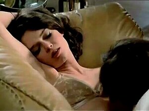 Gabrielle Drake Tetas, Escena de Bush en Hay una linda en mi sopa