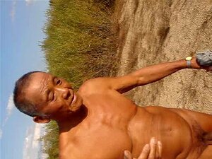 Abuelo chino desnudo caminando