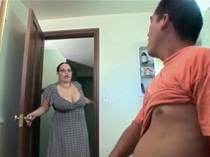 Esposa caliente y gordita disfruta de una mamada mojada