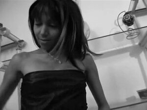 Pequeña linda negra se folla con una verga negra enorme