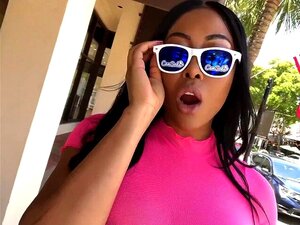 camsoda - moriah mills ve en público a través de lencería sexy y