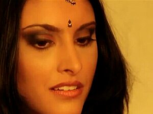 Hermosa chica asiática de la India desnudándose a la música