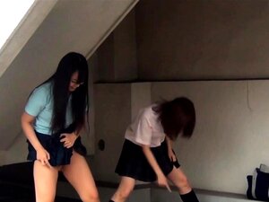 Asiáticas en uniforme meando