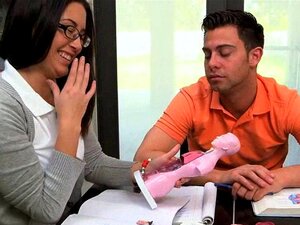 La madrastra con grandes tetas y la nena linda compartiendo una gran