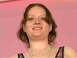 chica amateur con hermosas tetas caídas monta a un sybian