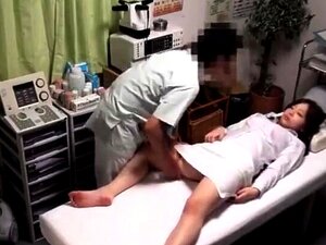 Chica japonesa increíblemente acosada por una quiropráctica falsa