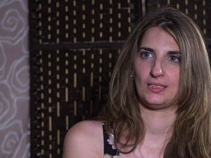 Esclava azotada por su ama en público. La esclava de tetas pequeñas