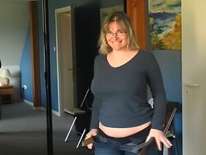 Madura gordita se desnuda y se masturba en la habitación