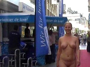 Rubia caliente muestra sus tetas en las calles públicas