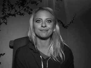 Cameron Canada recibe una corrida en la cara en la piscina