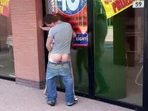 Sexo público con una ventana de la tienda