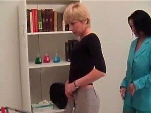 Rubia y morena reciben folladas en el culo y la vagina