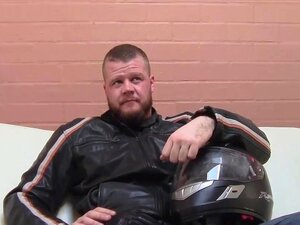 El tipo de la motocicleta es grande, fornido, sin cortes y peludo