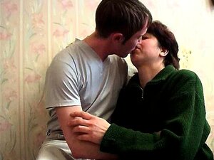 Una madura puta abre su coño para que la lama una puta fresca