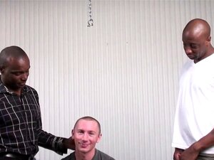 Un tipo polaco divertido es follado por el culo por hombres negros