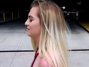 Rubia Crystal se masturba frescamente para una desconocida gorda