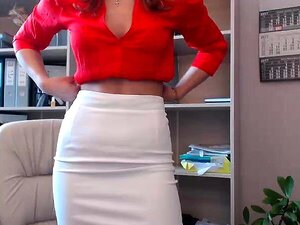 Bragas amateur con falda levantada no desnuda