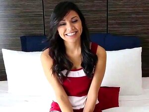 Linda chica de 19 años ama follar con Serena Torres