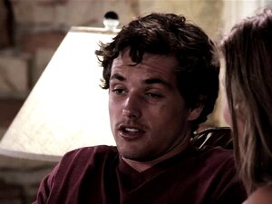 La hermanastra tetona es creampieada por su hermanastro cachondo. La