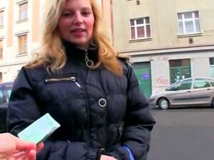 Hermosa rubia es recogida y follada por dinero