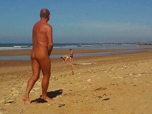 Exhibición en la playa cerca de surfistas, Bulto amarillo agradable