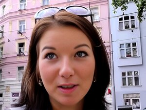 HUNT4K. El pobre tipo mira a su sexy novia engañándolo