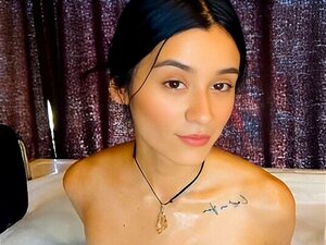 Una linda y sexy flaquita en Jacuzzi ~Desnuda y con espuma ~