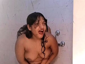 Seducción lésbica india en la ducha