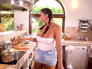 Chloe - Follada en la cocina con tetas grandes. Chloe