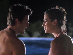 La puta sexy Julia y su novio follan salvajemente en la piscina, Julia