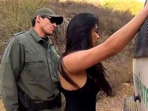 Paja de nerd lindo con una impresionante zorra mexicana