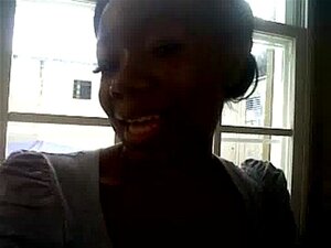 Ebony Ali se traga las bragas