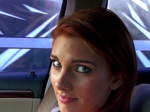 Zorra senderista tetona y linda pelirroja muestra sus tetas