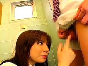 Subtitulado CFNM japonesa femdom en la oficina provocando en el baño