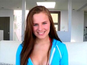 Annas viaja sexualmente en busca de una gran polla para responder a