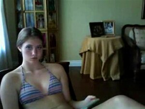 Linda chica desnuda en cámara. Linda chica desnuda en el tubo desnuda