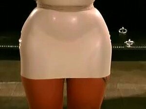 mujer en celos juega junto a los deseos sucios de BDSM del hombre