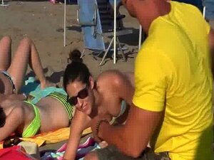 Dos tipos recogen chicas en la playa y las follan