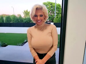 Garganta profunda y trabajo de tetas por la madrastra sexy con tetas