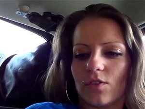 Recogida del autoestopista. Larissa está en la carretera y a Larissa