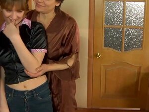 Escena de GirlsForMatures: Elsa y Dorothy. Una vez en la puerta, Elsa