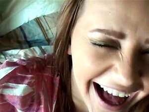 Belleza anal con pene en su culo apretado