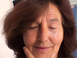 Él recoge y folla a una vieja con tetas enormes