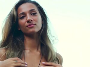 Culo perfecto petite MILF ucraniana Sveta L Kenia solo al aire libre