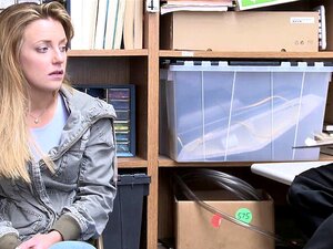 Una ladrona rubia tonta se traga una verga enorme del policía del