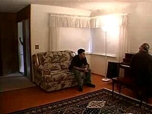 Maestra de piano madura y rellenita se folla con dos tipos