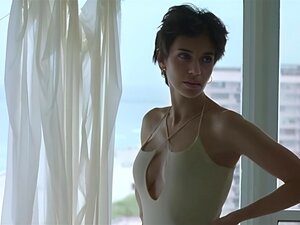 Beatrice Dalle Desnuda en El *** (1997)