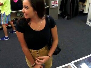 La universitaria muestra sus grandes tetas y es follada. Hermosa chica